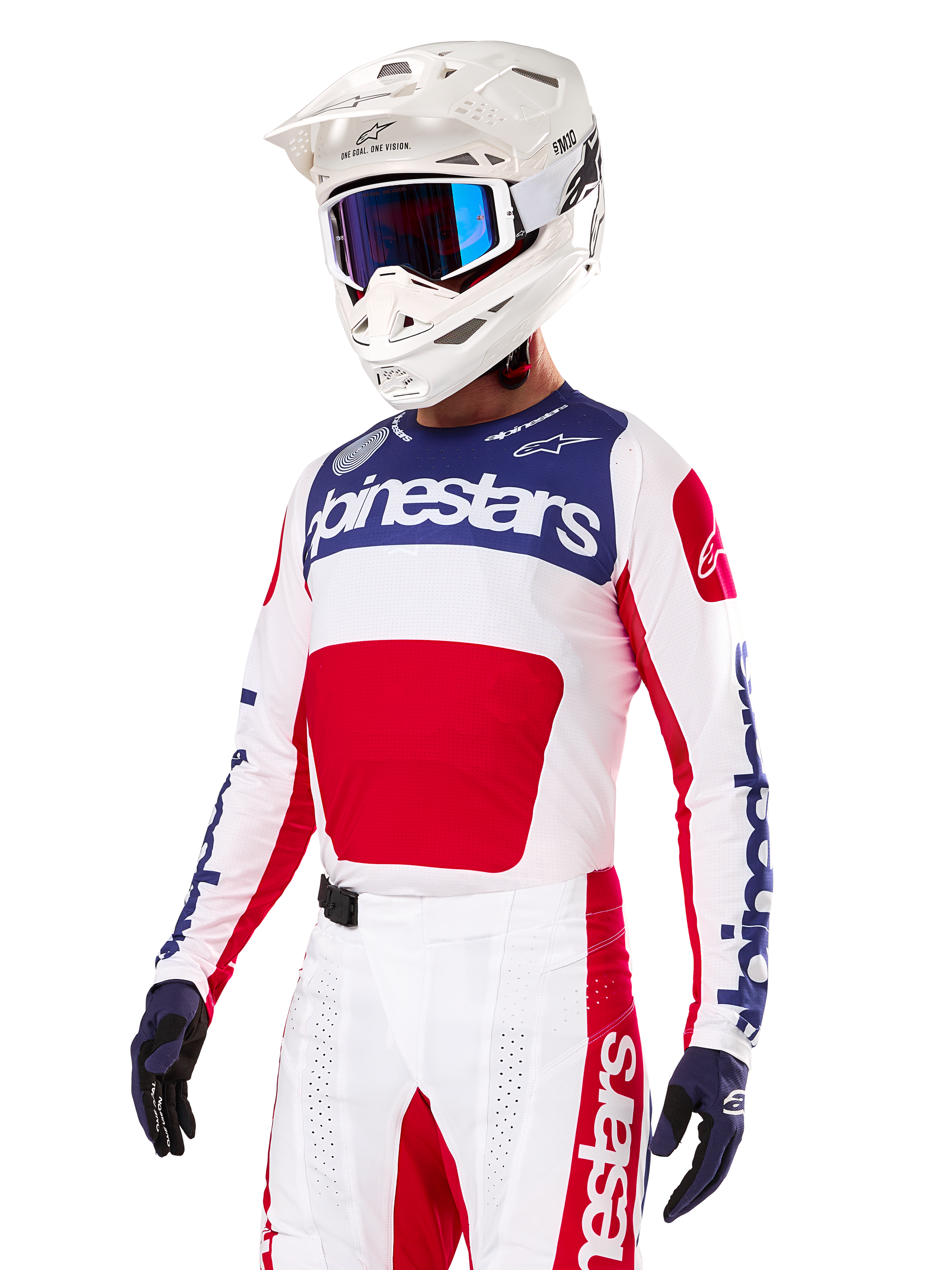 Motocross-rytter iført Alpinestars Limited Edition Techstar Fortitude jersey, rød, hvid og blå, med hvid hjelm, blå goggles og matchende bukser, højtydende racertøj til off-road konkurrence