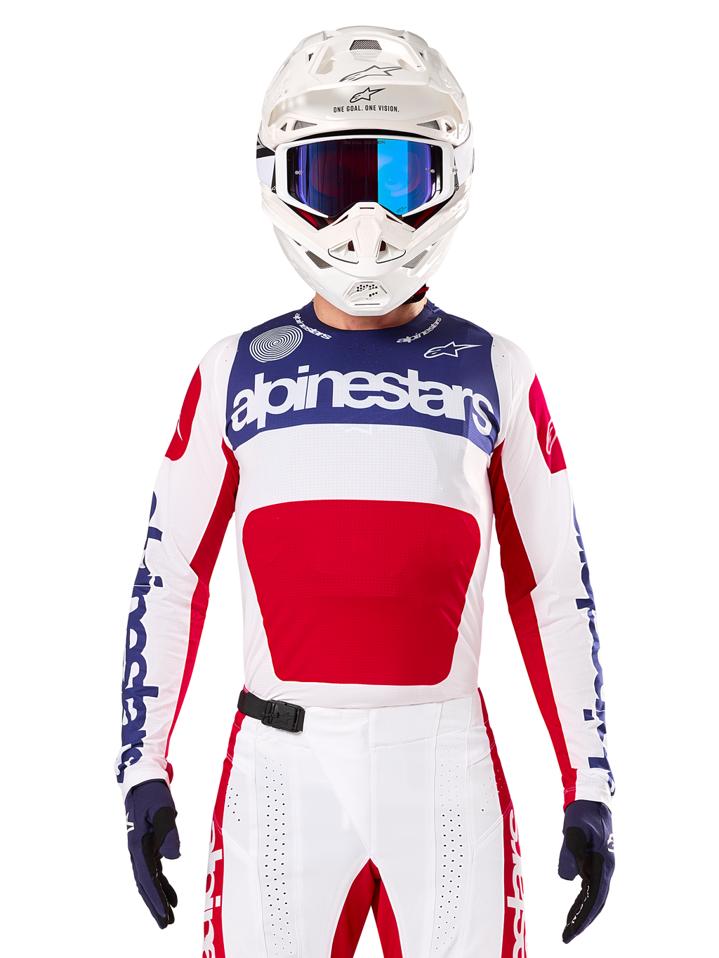 Alpinestars Limited Edition Techstar Fortitude Jersey, motocross racertrøje, hvid, rød og blå, båret med matchende bukser og hjelm, med Alpinestars-branding og One Goal One Vision-motto, perforerede detaljer, strømlinet design til off-road performance