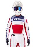 Alpinestars Limited Edition Techstar Fortitude Jersey, motocross racertrøje, hvid, rød og blå, båret med matchende bukser og hjelm, med Alpinestars-branding og One Goal One Vision-motto, perforerede detaljer, strømlinet design til off-road performance