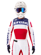 Alpinestars Limited Edition Techstar Fortitude Jersey, motocross racertrøje, hvid, rød og blå, båret med matchende bukser og hjelm, med Alpinestars-branding og One Goal One Vision-motto, perforerede detaljer, strømlinet design til off-road performance