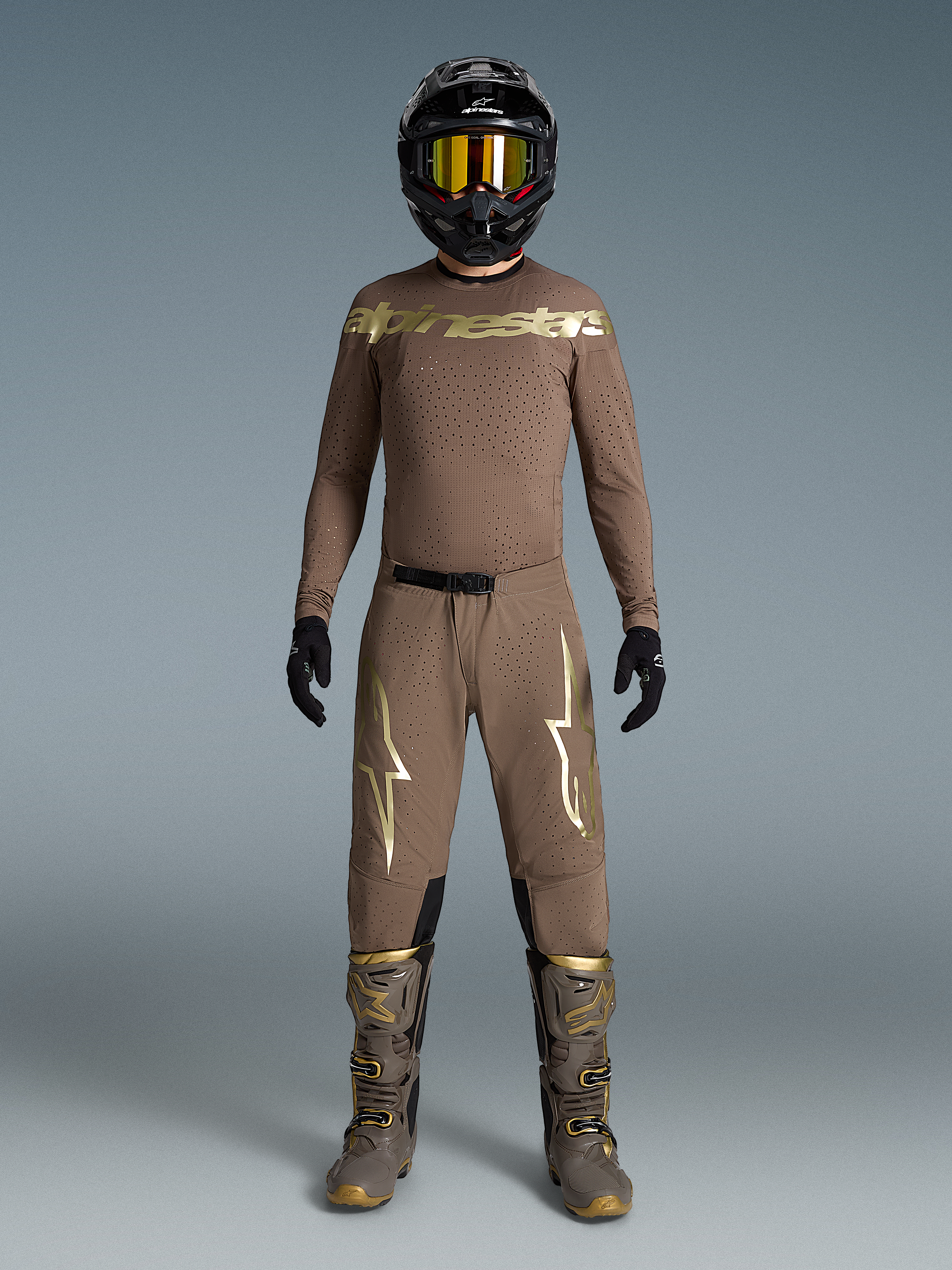 Alpinestars Begrænset Udgave Supertech Air Gold trøje og bukser, herre-motocrossudstyr i brun og guld med perforeret mesh og racepasform.