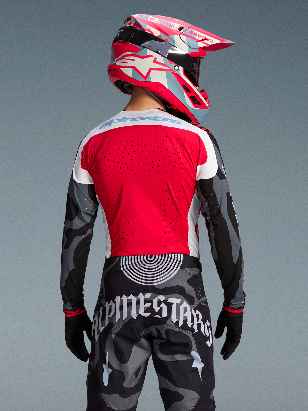 Techstar Beast Coast motocross-udstyrssæt i begrænset udgave, rød og camo-grafik, set bagfra med matchende hjelm.