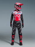 Alpinestars Techstar Beast Coast komplet-sæt, motocross-trøje og bukser i camouflage og rød, inklusiv hjelm og støvler.