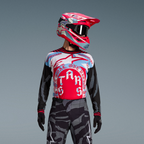 Alpinestars Techstar Beast Coast sæt, rød og blå motocross-trøje med camo-bukser og matchende hjelm, begrænset udgave.