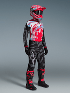 Alpinestars Techstar Beast Coast komplet-sæt, rød motocross-trøje, camouflage-bukser og rød hjelm, off-road racingudstyr.