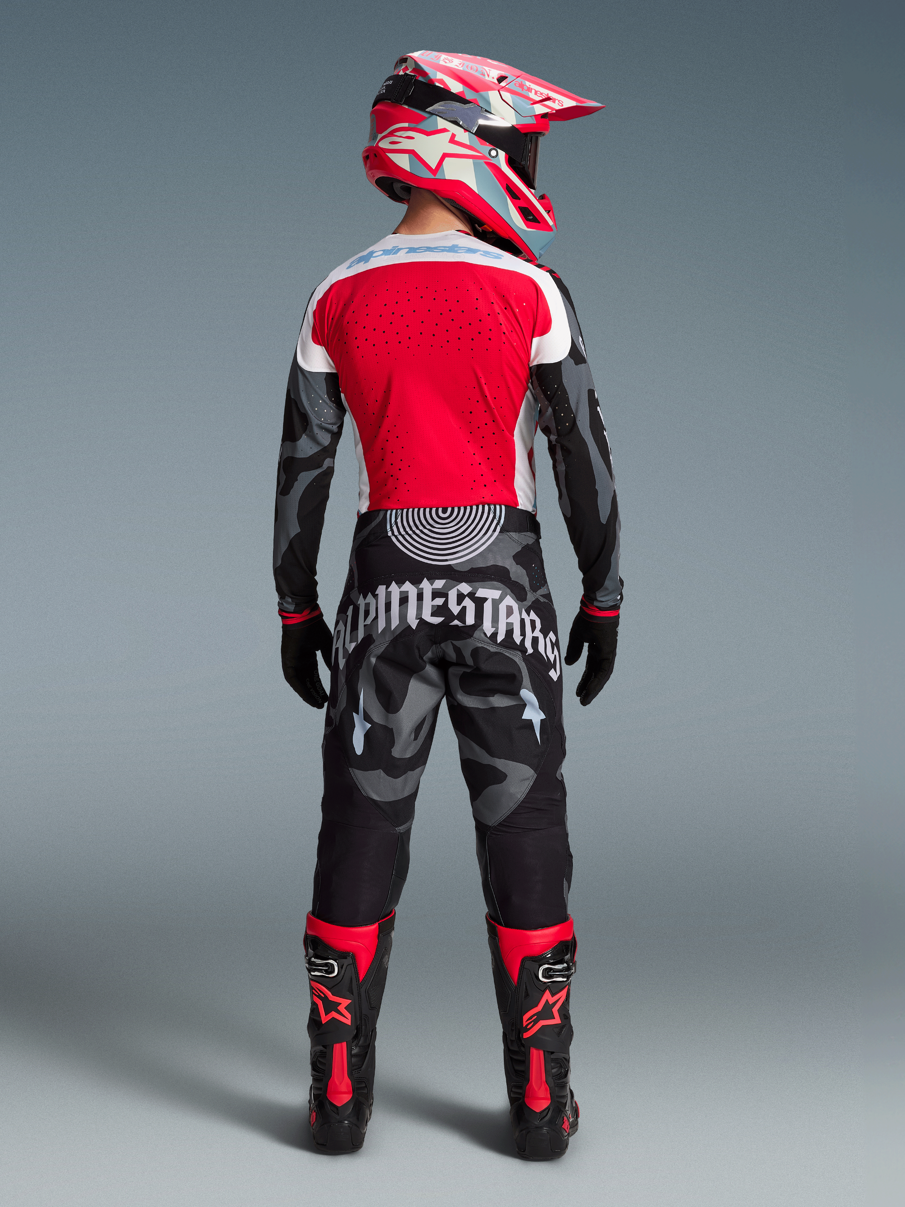 Alpinestars Techstar Beast Coast motocross-udstyr, rød og grå camouflage, komplet sæt i begrænset udgave, set bagfra.