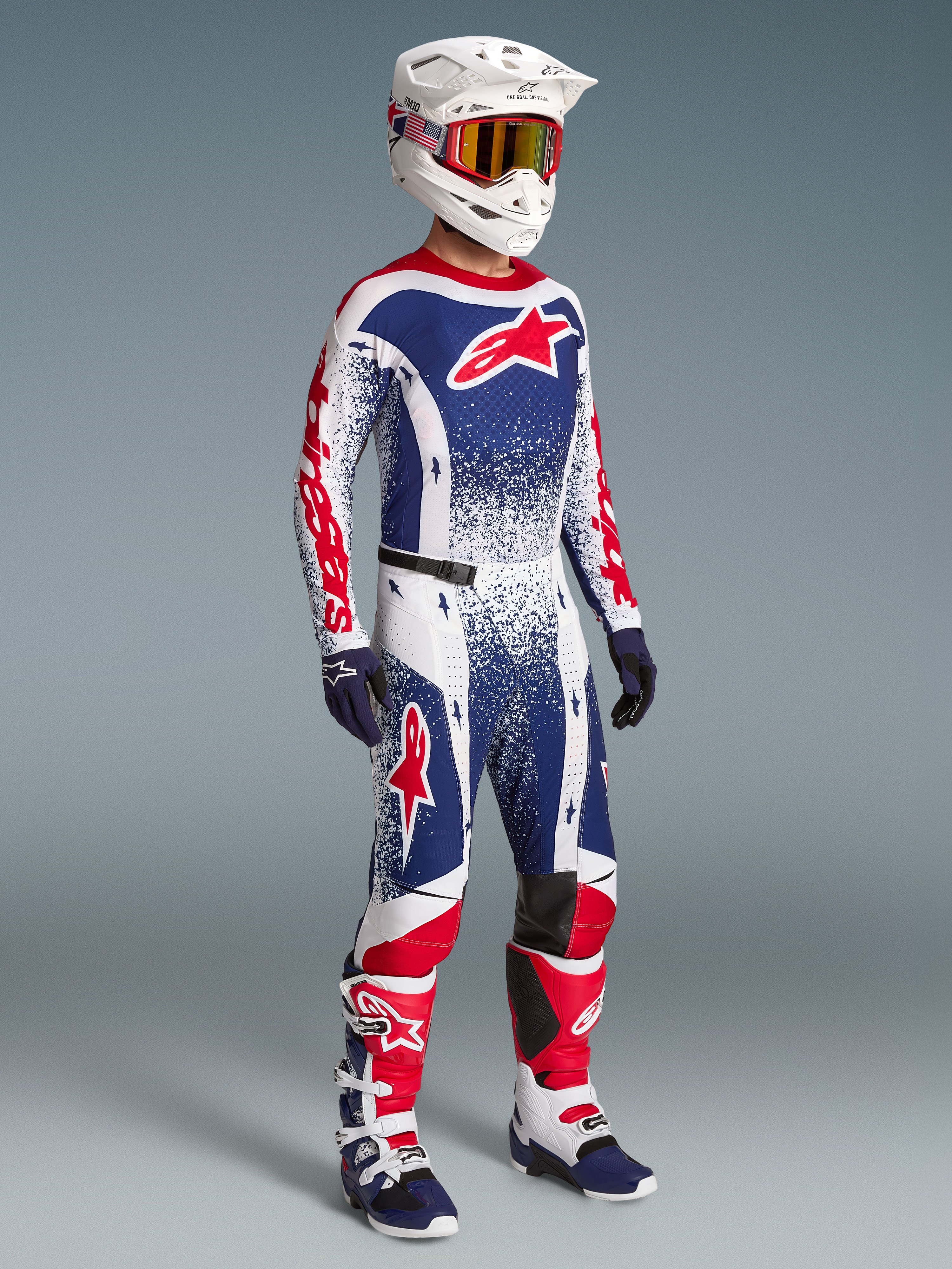 Alpinestars Techstar Unity motocross-sæt, begrænset udgave, rød, hvid og blå, trøje og bukser på model.