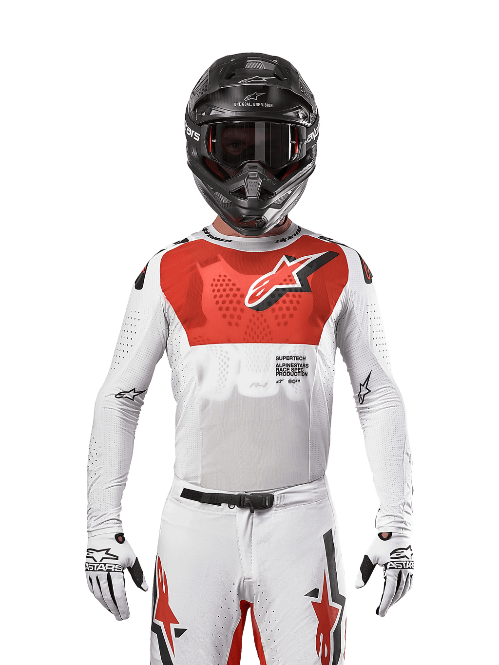 Motocrossrytter iført Alpinestars 2024 Supertech Ward Jersey i White Hot Orange, hvid mesh-trøje med stræk og en markant rød grafik og logo på brystet, sort hjelm med mørke goggles, hvide handsker, professionelt udstyr til terrænkørsel