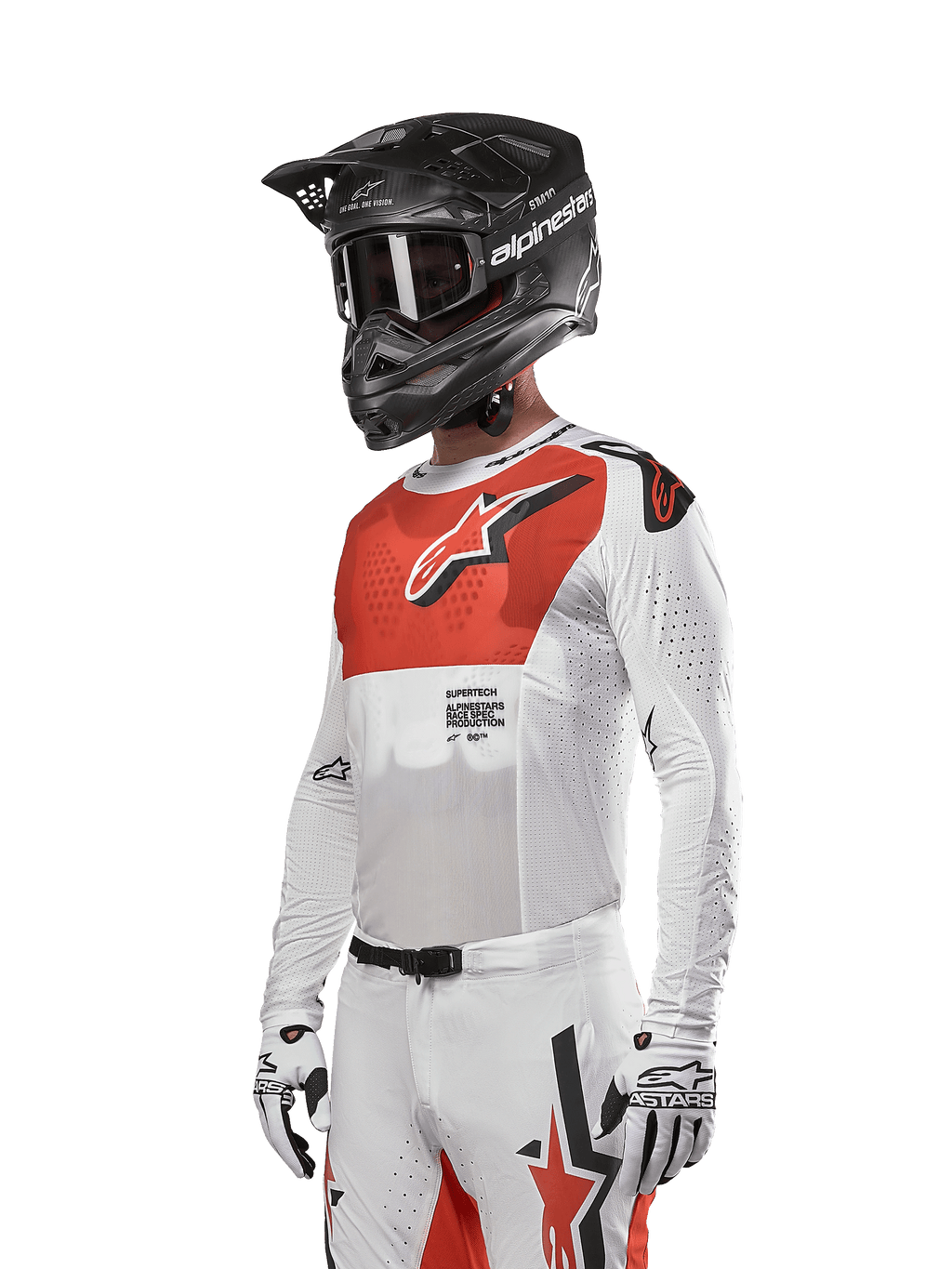 Alpinestars 2024 Supertech Ward Jersey, motocross-trøje, hvid og hot orange, med rødt brystpanel og hvidt stjernelogo, lange ærmer med laserskårne perforeringer, båret med sort hjelm og hvide handsker, atletisk race fit motocross-udstyr