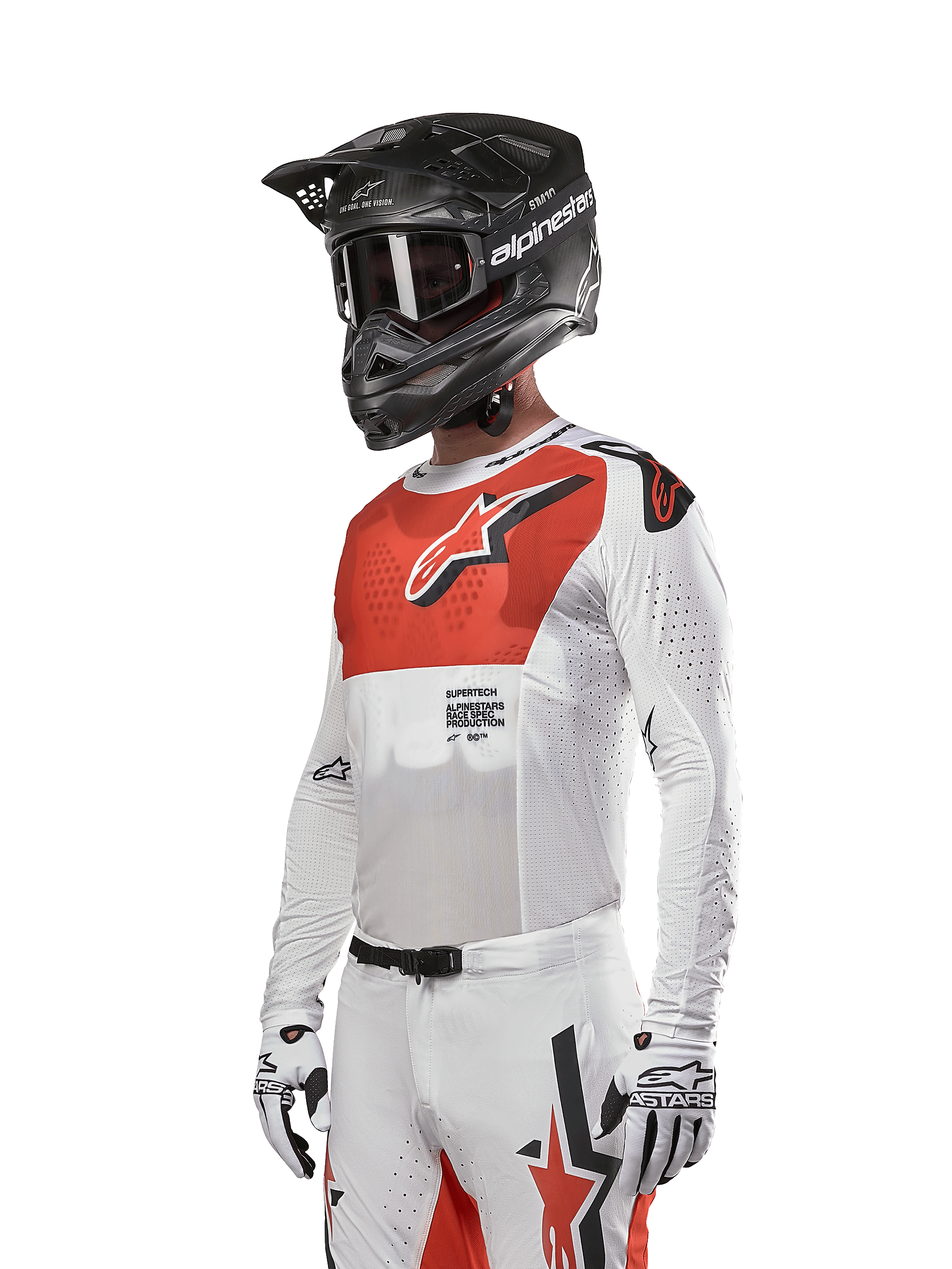 Alpinestars 2024 Supertech Ward Jersey, motocross-trøje, hvid og hot orange, med rødt brystpanel og hvidt stjernelogo, lange ærmer med laserskårne perforeringer, båret med sort hjelm og hvide handsker, atletisk race fit motocross-udstyr