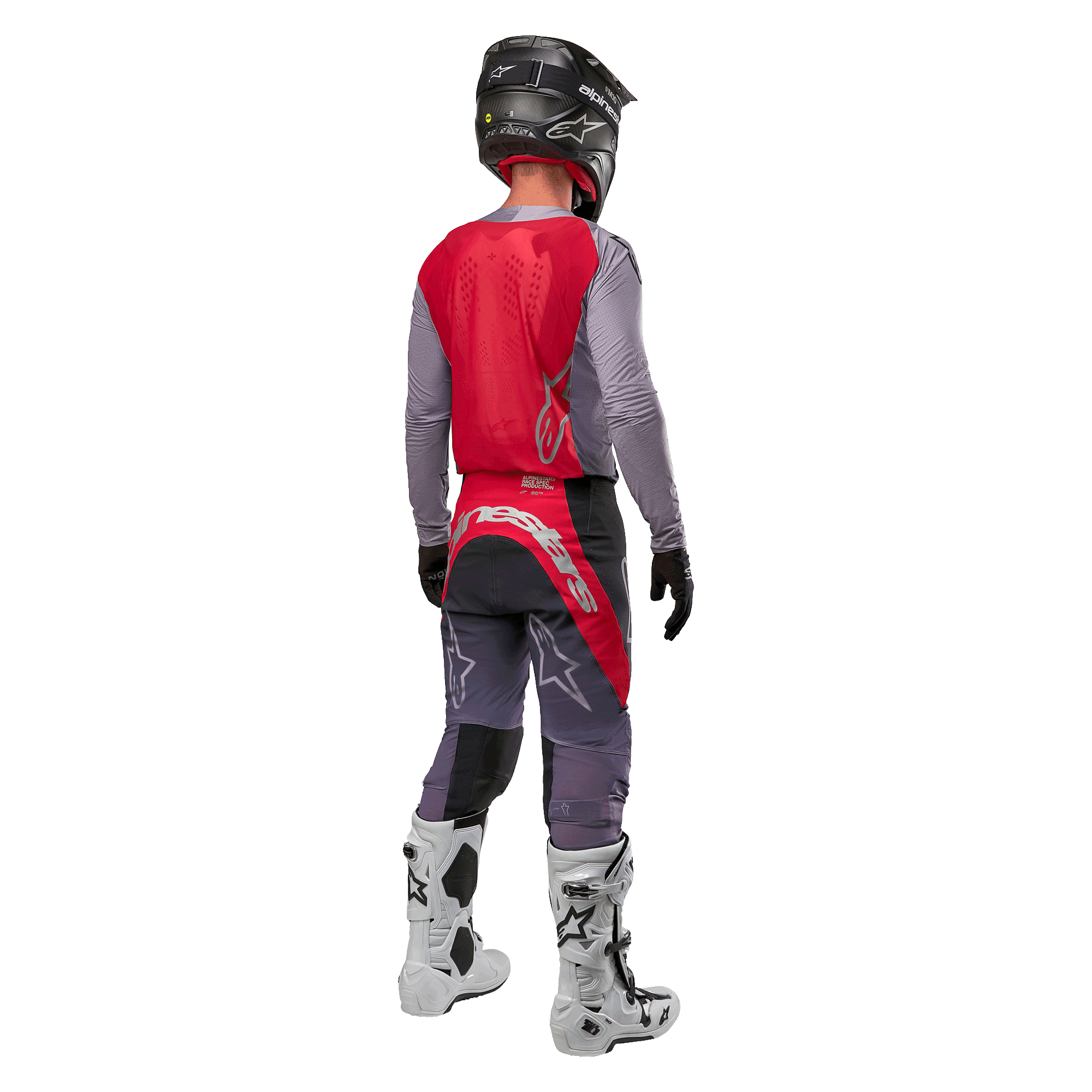Alpinestars 2024 Supertech Dade trøje, motocross-trøje, Iron Red Berry og grå, set bagfra på en kører, med et rødt rygpanel med gråt logo og grå ærmer, båret med matchende grå og røde racerbukser, hvide støvler og en sort hjelm, professionelt terrænkørselsudstyr