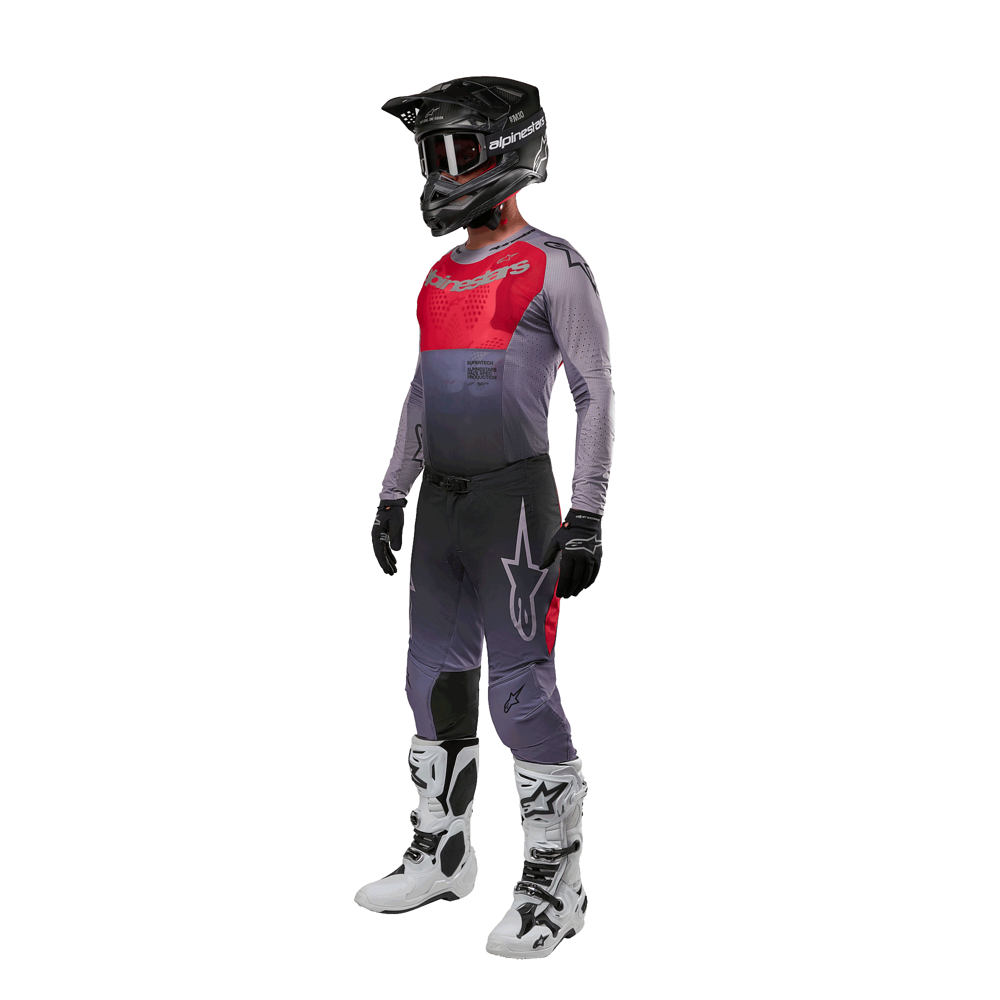 Motocrossrytter iført komplet racerudstyr, Alpinestars 2024 Supertech Dade trøje i Iron Red Berry og grå, matchende grå bukser med røde detaljer, sort hjelm med goggles, hvide og sorte støvler, sorte handsker, koordineret outfit til off-road racing