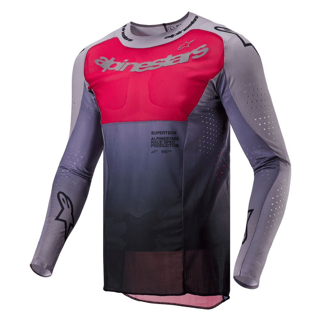 Alpinestars 2024 Supertech Dade trøje, motocross-trøje, Iron Red Berry og grå, med et markant rødt brystpanel med sølvfarvet branding, mørkegrå farveovergang ved taljen, laserskårne perforeringer på ærmerne og siderne og et atletisk race fit-design.