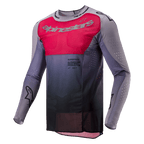 Alpinestars 2024 Supertech Dade trøje, motocross-trøje, Iron Red Berry og grå, med et markant rødt brystpanel med sølvfarvet branding, mørkegrå farveovergang ved taljen, laserskårne perforeringer på ærmerne og siderne og et atletisk race fit-design.