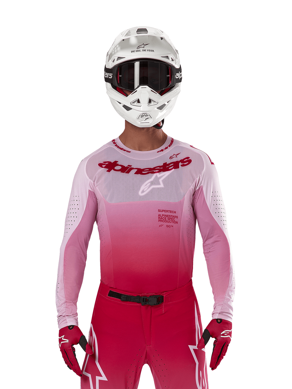 Motocrossrytter iført Alpinestars 2024 Supertech Dade Jersey i Red Berry Lilac, matchende bukser, hvid hjelm med sorte briller og røde handsker, koordineret professionelt raceroutfit med graduerede pink og røde nuancer