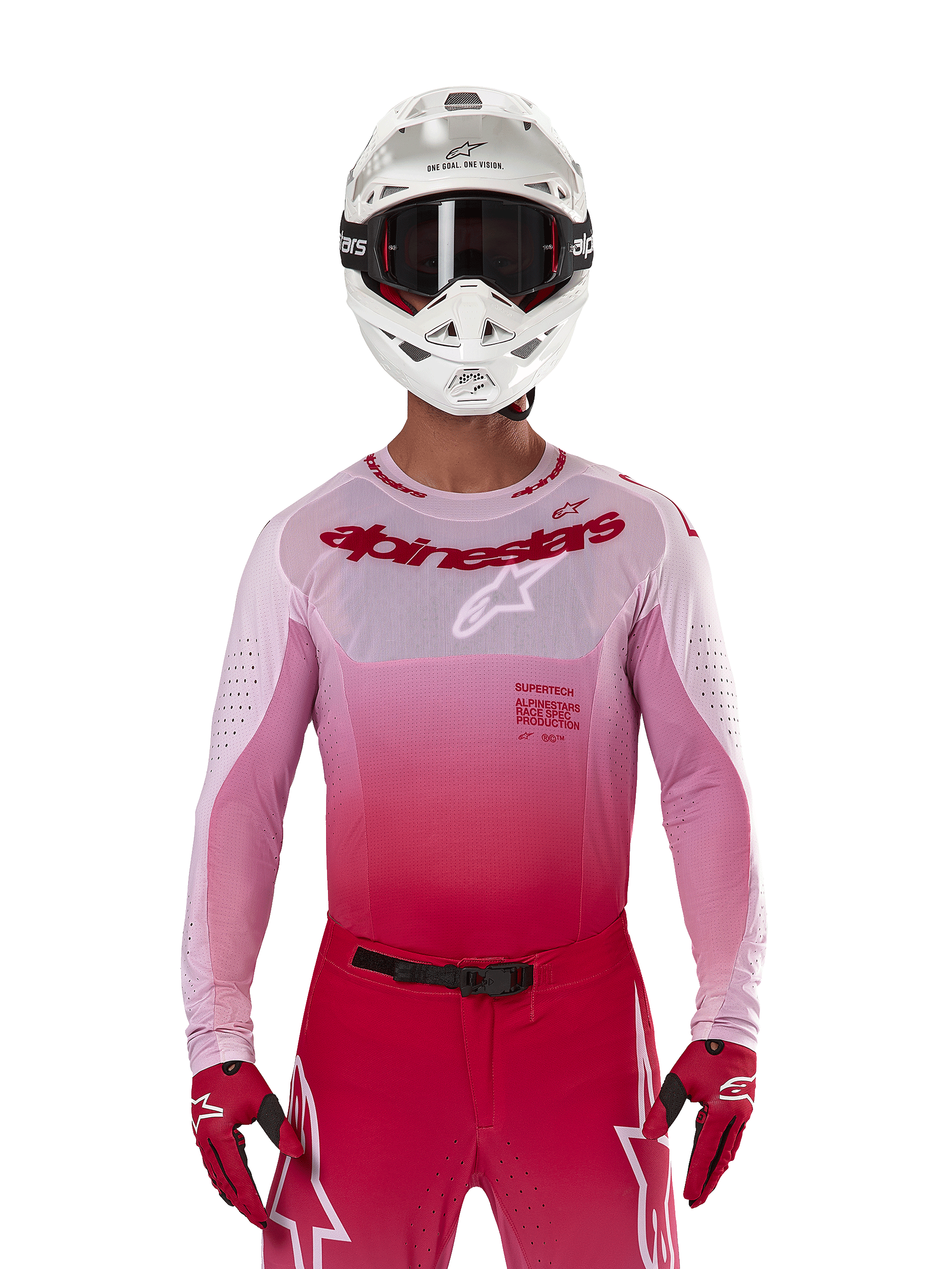 Motocrossrytter iført Alpinestars 2024 Supertech Dade Jersey i Red Berry Lilac, matchende bukser, hvid hjelm med sorte briller og røde handsker, koordineret professionelt raceroutfit med graduerede pink og røde nuancer