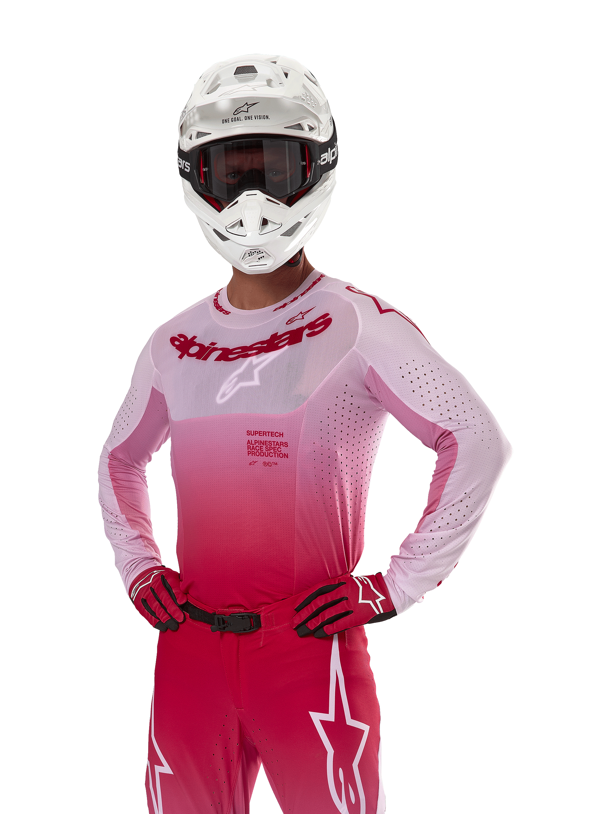 Alpinestars 2024 Supertech Dade-trøje, motocross-racingudstyr, Red Berry Lilac gradient-design, langærmet trøje med laserskårne perforeringer, båret af en kører med hvid hjelm og matchende røde handsker og bukser, professionelt motocross-sæt på hvid baggrund