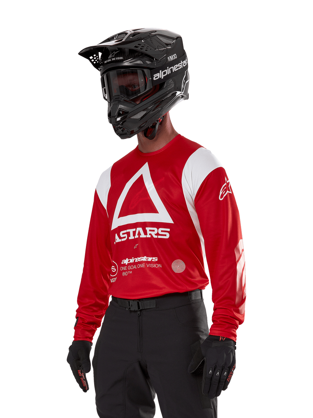 Alpinestars Techdura Jersey, motocross-trøje, klar rød og hvid, med et markant hvidt trekantsdesign og ASTARS-branding, båret med en sort hjelm og handsker, holdbart og fugttransporterende off-road racingudstyr