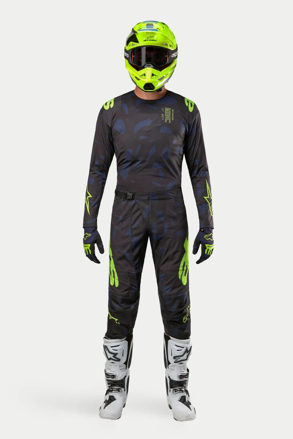 Alpinestars 2024 Techstar Rantera trøje og bukser, motocross-racerudstyrssæt, sort, navy og neon-gul, båret med en matchende neon-gul hjelm og hvide støvler, med markant gul branding og tekniske mesh-paneler til terrænkørsel