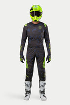 Alpinestars 2024 Techstar Rantera trøje og bukser, motocross-racerudstyrssæt, sort, navy og neon-gul, båret med en matchende neon-gul hjelm og hvide støvler, med markant gul branding og tekniske mesh-paneler til terrænkørsel