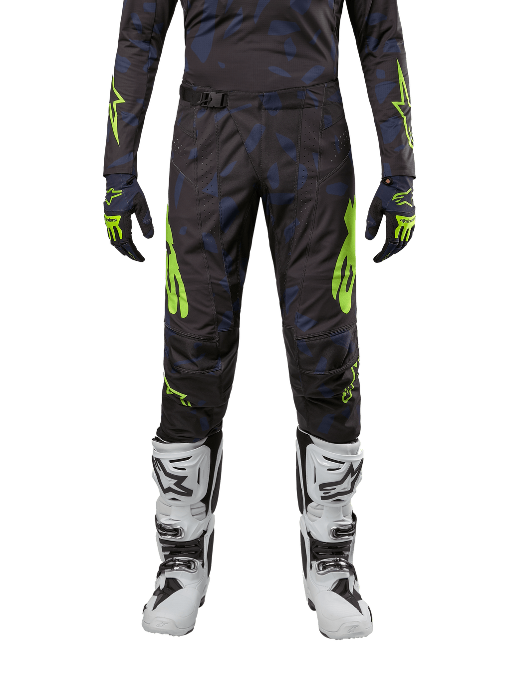 Alpinestars 2024 Techstar Rantera bukser, motocross-bukser, sort, navy og neon-gul, båret med matchende langærmet trøje, handsker og hvide motocross-støvler, med markante neon-gule detaljer og et abstrakt mørkt mønster.