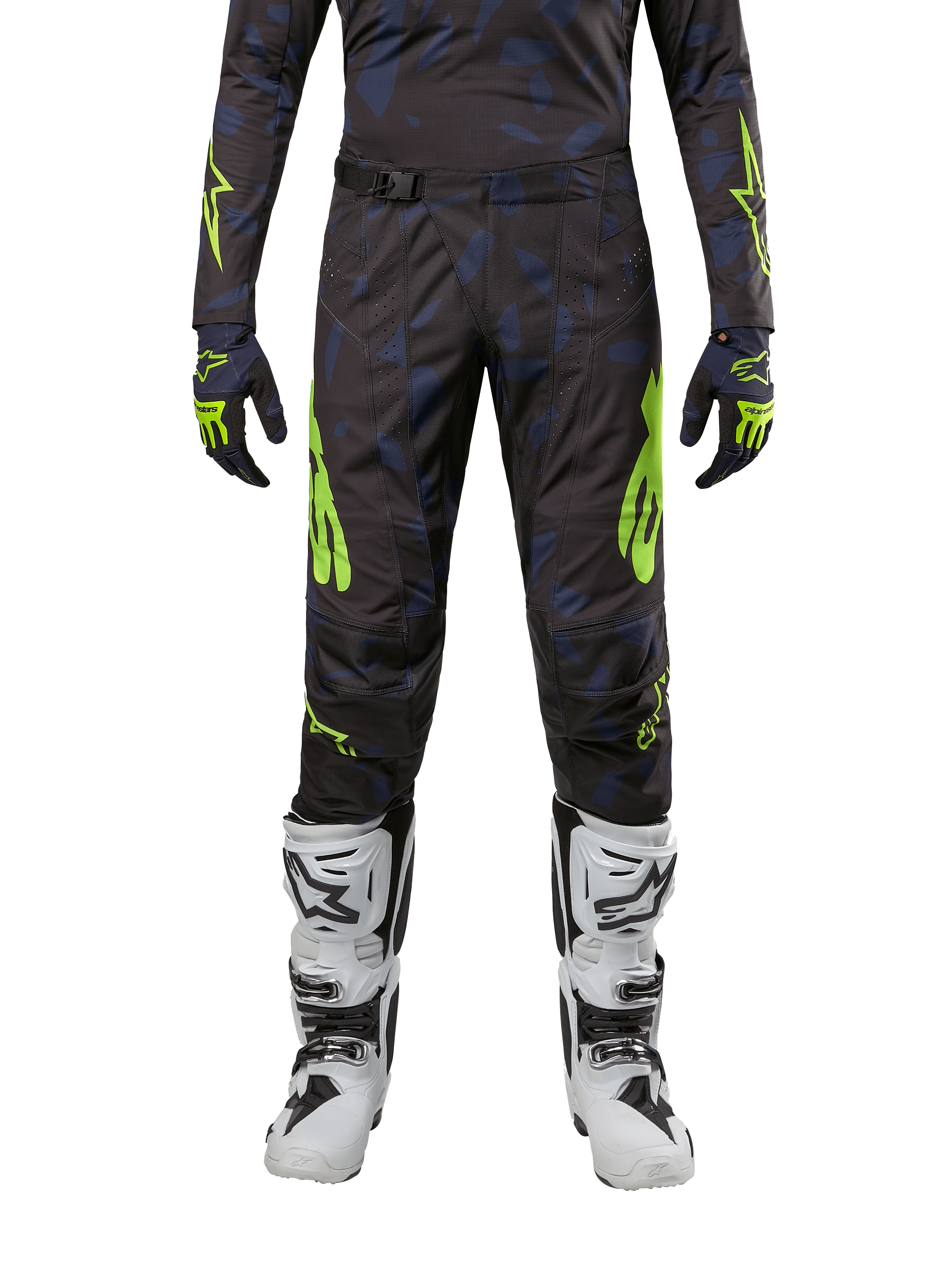 Alpinestars 2024 Techstar Rantera bukser, motocross-bukser, sort, navy og neon-gul, båret med matchende langærmet trøje, handsker og hvide motocross-støvler, med markante neon-gule detaljer og et abstrakt mørkt mønster.
