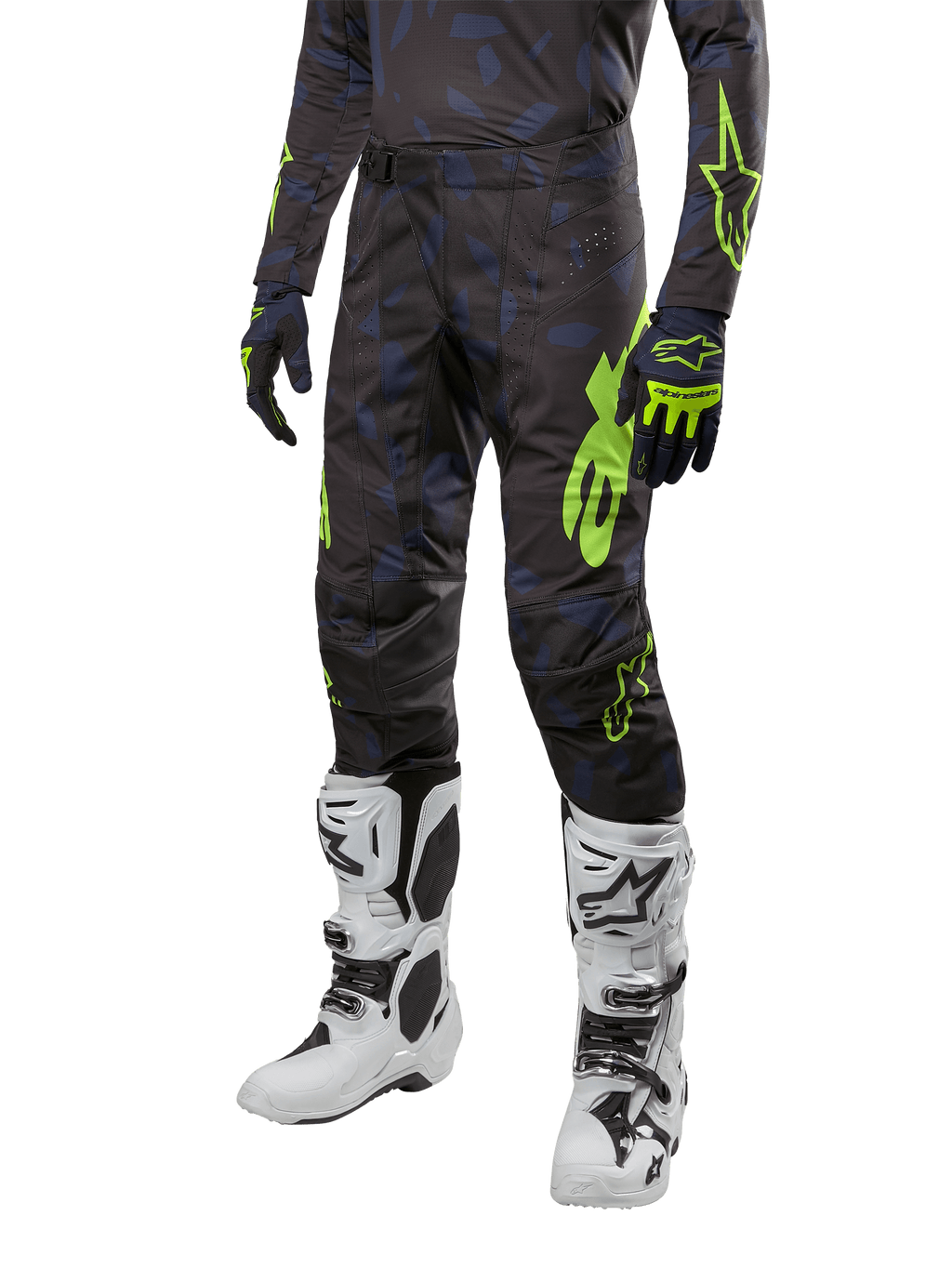 Alpinestars 2024 Techstar Rantera bukser, motocross-bukser, sort, navy og neongul, med navy-camouflagemønstre og neongrønne logoer, båret med matchende handsker og hvide støvler, holdbart racing-fit design til off-road ydeevne
