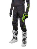 Alpinestars 2024 Techstar Rantera bukser, motocross-bukser, sort, navy og neongul, med navy-camouflagemønstre og neongrønne logoer, båret med matchende handsker og hvide støvler, holdbart racing-fit design til off-road ydeevne