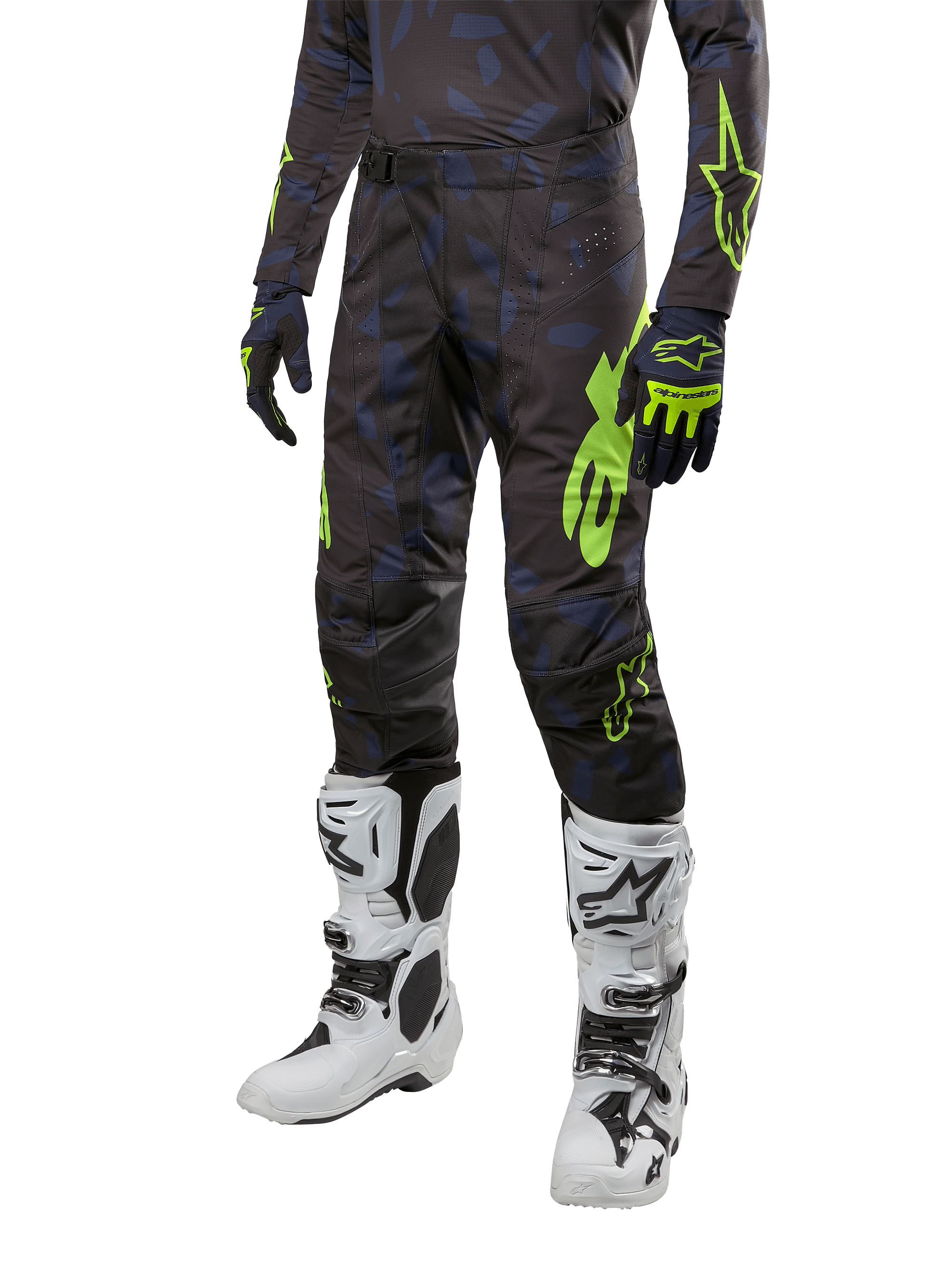 Alpinestars 2024 Techstar Rantera bukser, motocross-bukser, sort, navy og neongul, med navy-camouflagemønstre og neongrønne logoer, båret med matchende handsker og hvide støvler, holdbart racing-fit design til off-road ydeevne