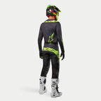 Alpinestars 2024 Techstar Rantera trøje, motocrosstrøje, sort, navy og fluo-gul, båret med matchende bukser, hvide og sorte støvler samt fluo-gul hjelm, set bagfra i komplet off-road racerudstyr