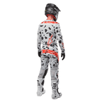Motocrossrytter set bagfra, iført Alpinestars 2024 Techstar Rantera trøje og matchende bukser, Haze Gray Camo-mønster med markante røde Alpinestars-logoer, sort hjelm, hvide og sorte støvler, sorte handsker, koordineret motocross-udstyrssæt