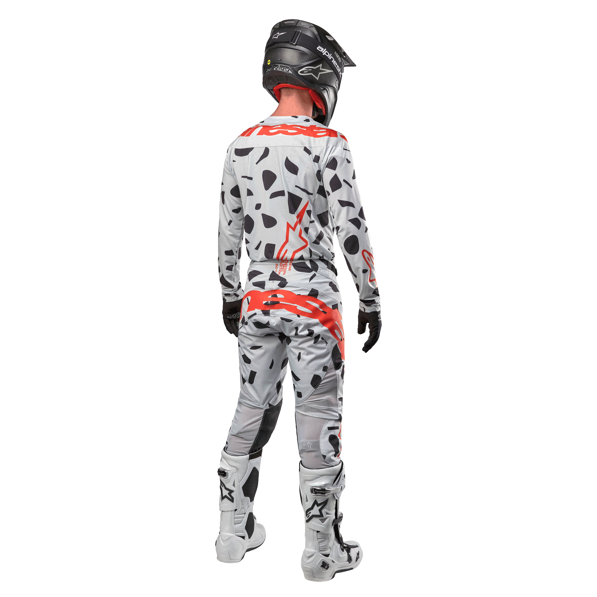 Motocrossrytter set bagfra, iført Alpinestars 2024 Techstar Rantera trøje og matchende bukser, Haze Gray Camo-mønster med markante røde Alpinestars-logoer, sort hjelm, hvide og sorte støvler, sorte handsker, koordineret motocross-udstyrssæt