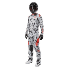 Motocrossrytter iført Alpinestars 2024 Techstar Rantera-trøje i Haze Gray Camo, matchende bukser med røde og sorte detaljer, sort hjelm og goggles, sorte handsker, hvide og sorte støvler, komplet koordineret motocross-racerudstyr til terrænkørsel