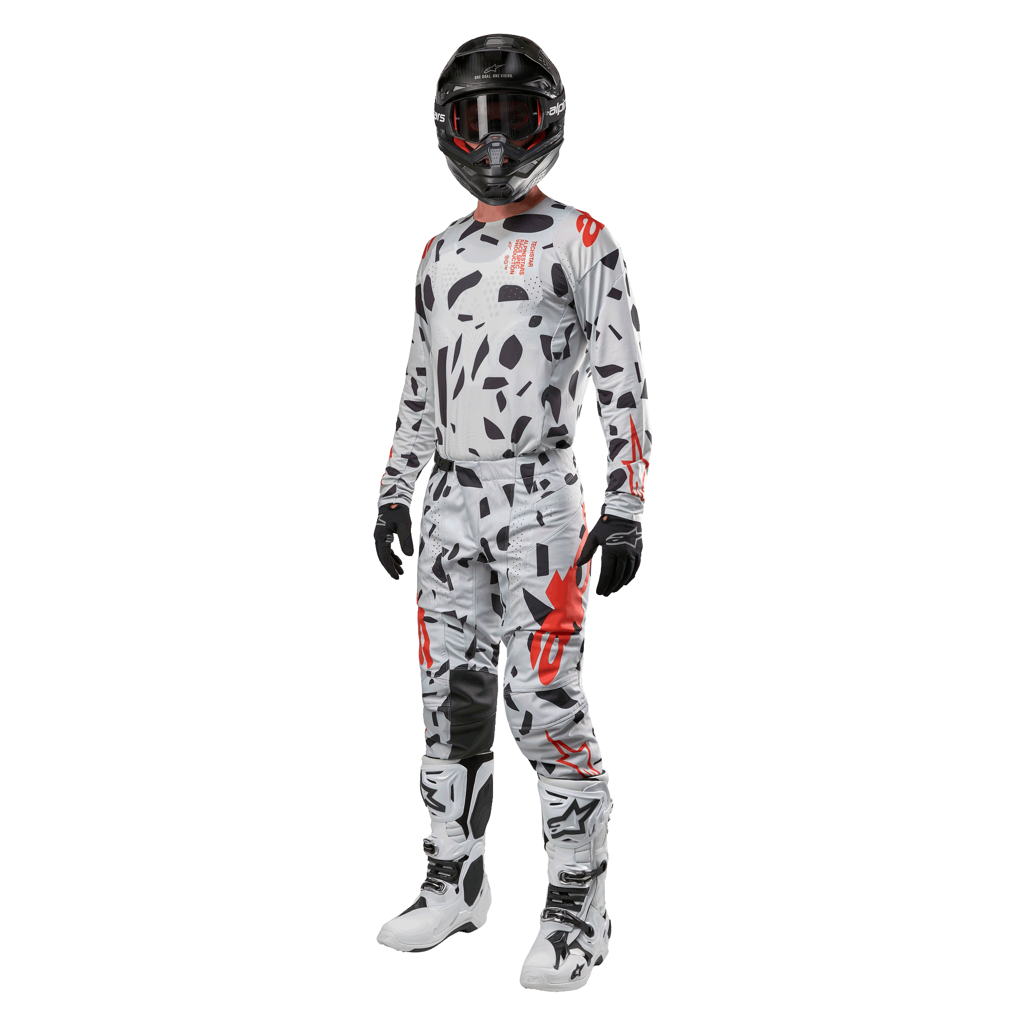 Motocrossrytter iført Alpinestars 2024 Techstar Rantera-trøje i Haze Gray Camo, matchende bukser med røde og sorte detaljer, sort hjelm og goggles, sorte handsker, hvide og sorte støvler, komplet koordineret motocross-racerudstyr til terrænkørsel