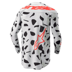 Alpinestars 2024 Techstar Rantera Jersey, set bagfra, langærmet motocross-trøje, Haze Gray Camo med sorte abstrakte mønstre, stort rødt Alpinestars-navnetræk over skuldrene og et rødt stjernelogo nederst på siden, designet til off-road-performance