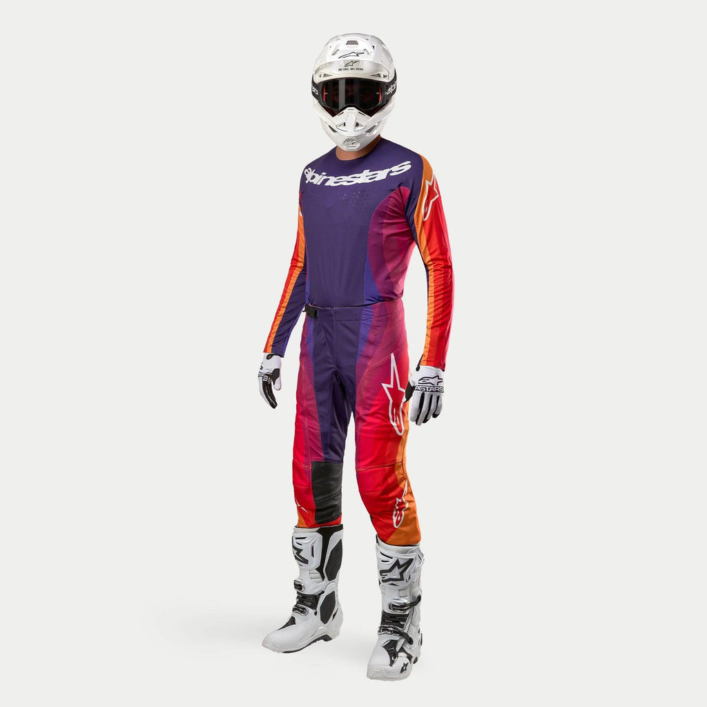 Alpinestars 2024 Techstar Pneuma Gear Set, komplet motocross-udstyr, mørk lilla, orange og mørkeblå, inkluderer jersey, bukser, hvid hjelm, handsker og hvide støvler, professionelt terrænkørselsudstyr.