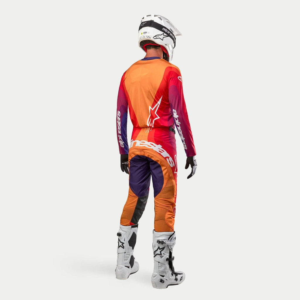 Alpinestars 2024 Techstar Pneuma Gear Set, komplet motocross-udstyr set bagfra, lilla, orange og mørkeblå jersey og bukser, hvid hjelm, sorte handsker og hvide støvler, professionelt beskyttelsesudstyr til terrænkørsel