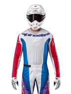 Alpinestars 2024 Techstar Pneuma trøje, motocross-trøje, blå, Mars Red og hvid, set forfra båret af en rytter med hvid hjelm og handsker, med laserskårne perforeringer på brystet og markant branding, atletisk racertøj til off-road