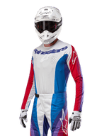 Alpinestars 2024 Techstar Pneuma trøje, motocross-trøje, blå, rød og hvid med lilla detaljer, atletisk racer-pasform, langærmet performance-udstyr båret med hvid hjelm og handsker