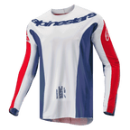 Alpinestars 2024 Techstar Pneuma trøje, motocross-trøje, blå, Mars Red og hvid, hvid hoveddel med blå sidepaneler og røde ærmedetaljer, Alpinestars-logo over brystet, letvægts atletisk pasform til off-road kørsel