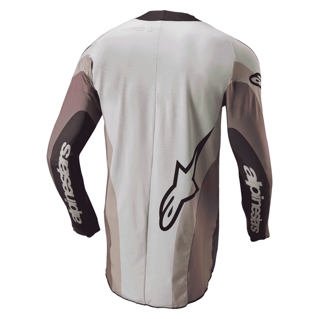 Alpinestars 2024 Techstar Pneuma trøje, motocross-trøje, set bagfra i Dark Sand Iron Dust Gray, med et stort Alpinestars-logo og branding på ærmerne, atletisk pasform med farveopdelte paneler og en forlænget bagdel for dækning.