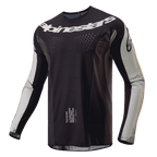 Alpinestars 2024 Techstar Pneuma jersey, motocross trøje, Dark Sand og Iron Dust Gray, sort hoveddel med lysegrå ærmepaneler, hvidt Alpinestars-logo over brystet, laserskårne ventilationsperforeringer, performance off-road køreudstyr