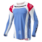 Alpinestars 2024 Techstar Ocuri jersey, motocross-trøje, lyseblå, Mars Red og hvid, med sort Alpinestars-navnetræk på brystet, røde skuldre med hvide logoer og laserskårne perforeringer til ventilation
