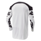 Alpinestars 2024 Racer Hana Jersey, motocross trøje, hvid og sort, set bagfra med forlænget rygstykke for dækning, sorte paneler på skuldrene og sorte script-logoer på ærmerne, slidstærkt fugttransporterende materiale til off-road kørsel