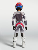 Alpinestars 2027 Supertech Swan trøje og gear-sæt til ungdom, grå og hvidt motocross-udstyr med røde detaljer, set bagfra.