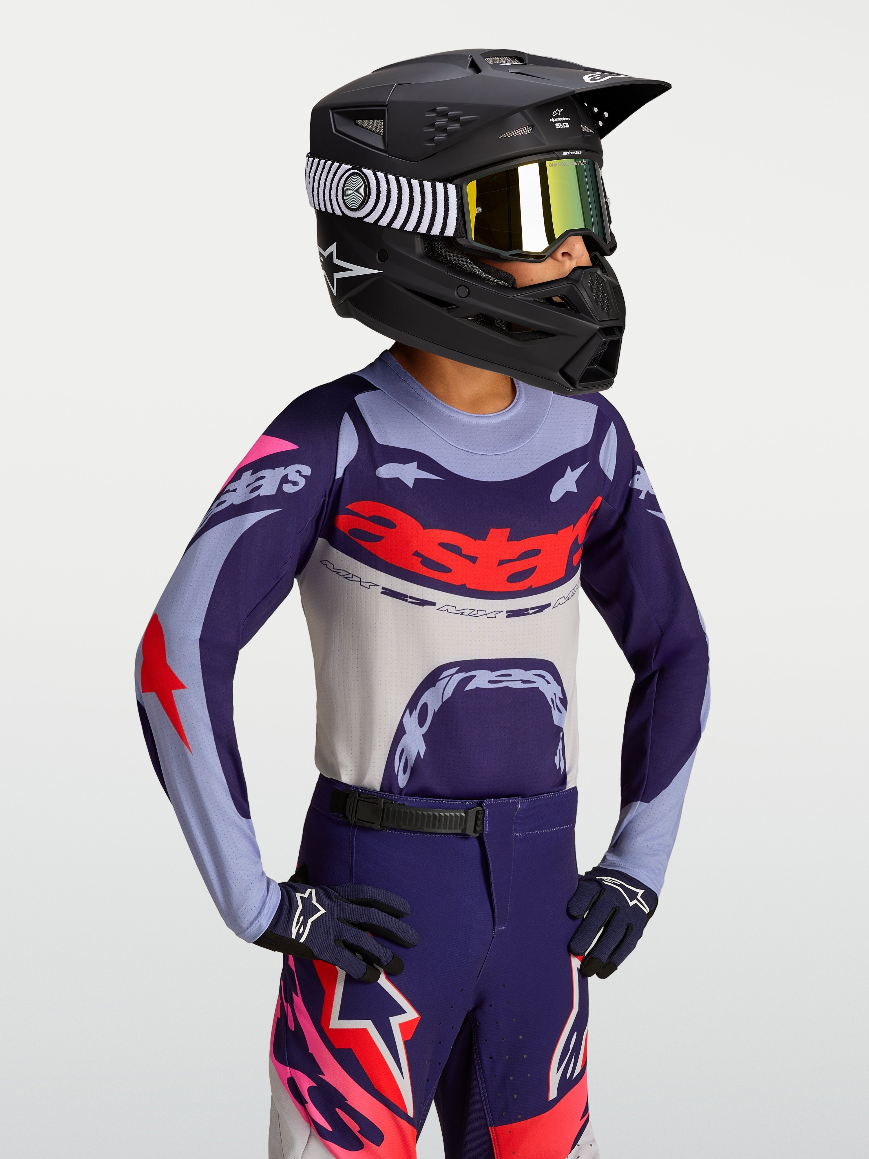 Alpinestars 2027 Supertech Dyna trøje til ungdom, lilla og rød letvægts motocrosstrøje med atletisk race-fit vist på model.