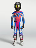 Alpinestars ungdom Supertech Maven trøje og Gear Set, motocross, blå og hot coral, komplet racerudstyr til børn på model.