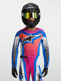 Alpinestars Supertech Maven trøje til unge, blå, hot coral og hvid motocross-trøje i letvægts mesh-konstruktion, båret af ung rytter med hjelm og goggles