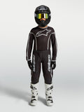 Alpinestars Youth Fluid Apex V2 trøje og udstyrssæt, sort og sølv motocrossudstyr til ungdom med hvide støvler