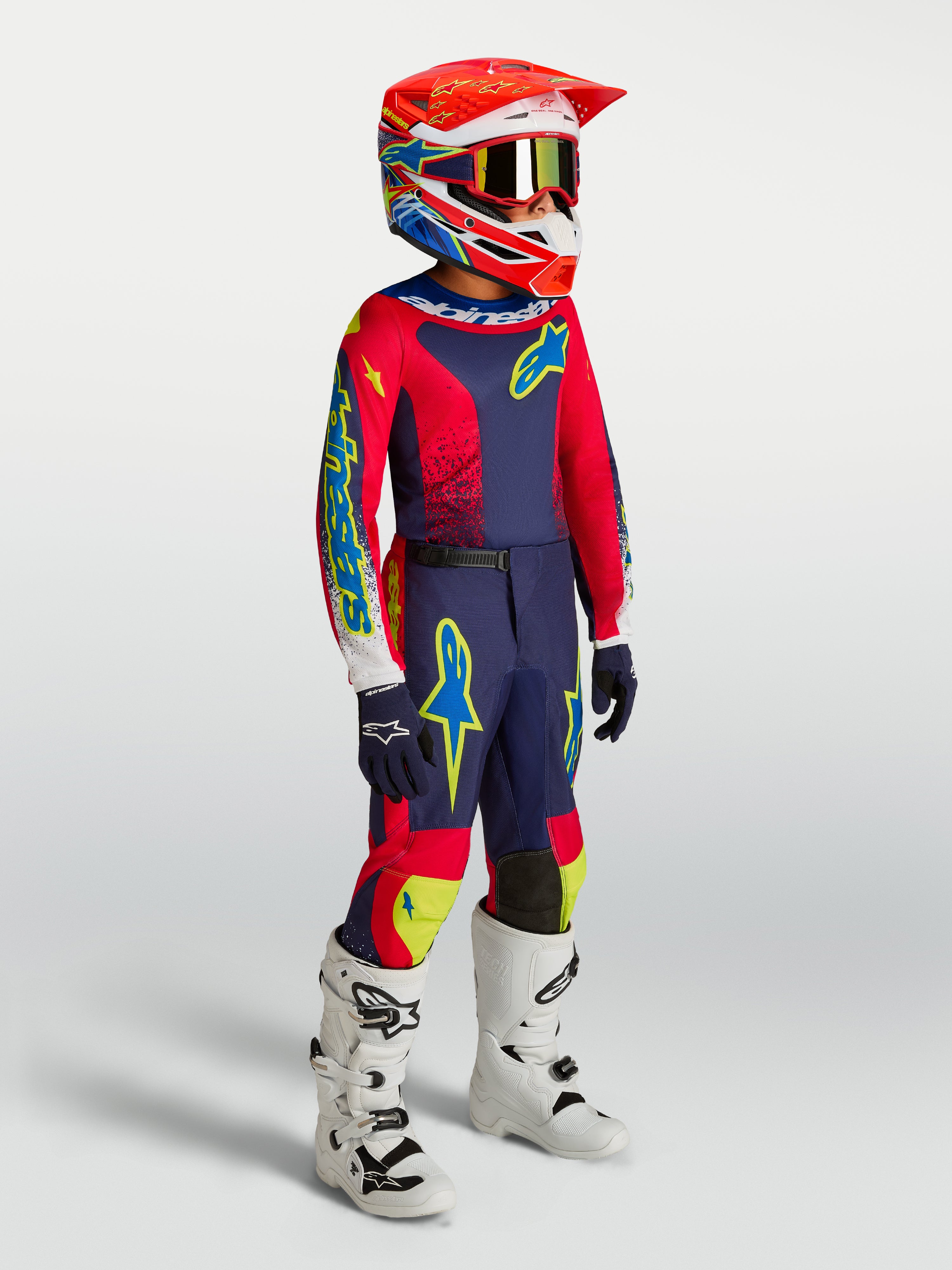 Alpinestars 2027 Ungdom Fluid Drag Gear Set, motocross-udstyrssæt til børn i mørkeblå og rød med hvide støvler, racersæt til off-road kørsel.